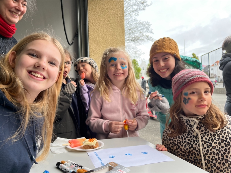 Smilende unge jenter. 