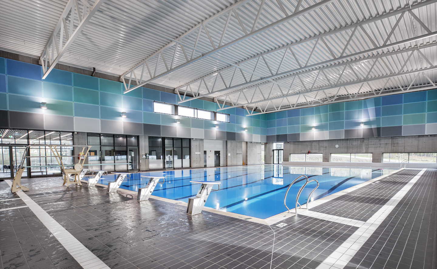 Svømmebassenget inne i Hundvåg svømmehall.