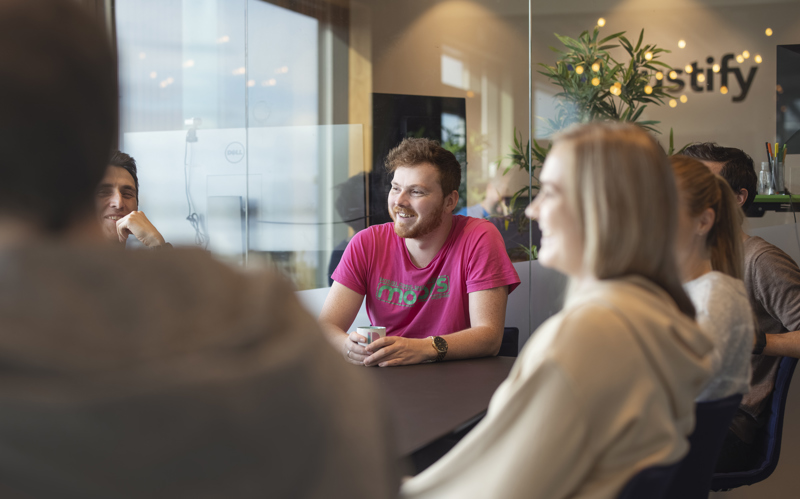 Folk rundt et bord på Innovation Dock