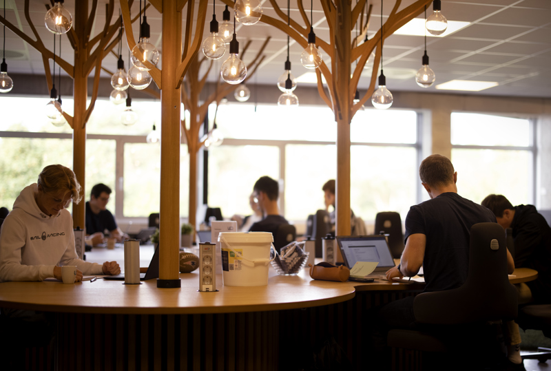 Bilde av mennesker i et rom med lyspærer