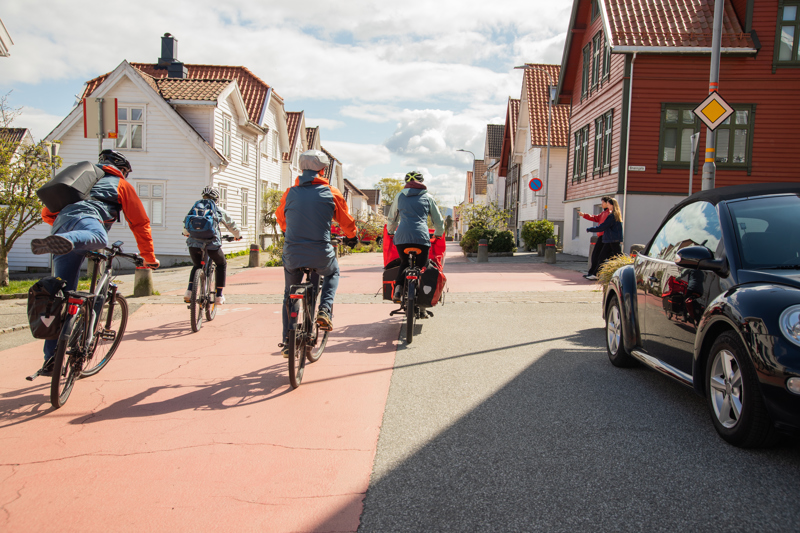 Fire mennesker på sykkeltur langs sykkelrute