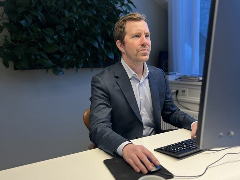 Ordfører Tormod W. Losnedal ved skrivebordet.