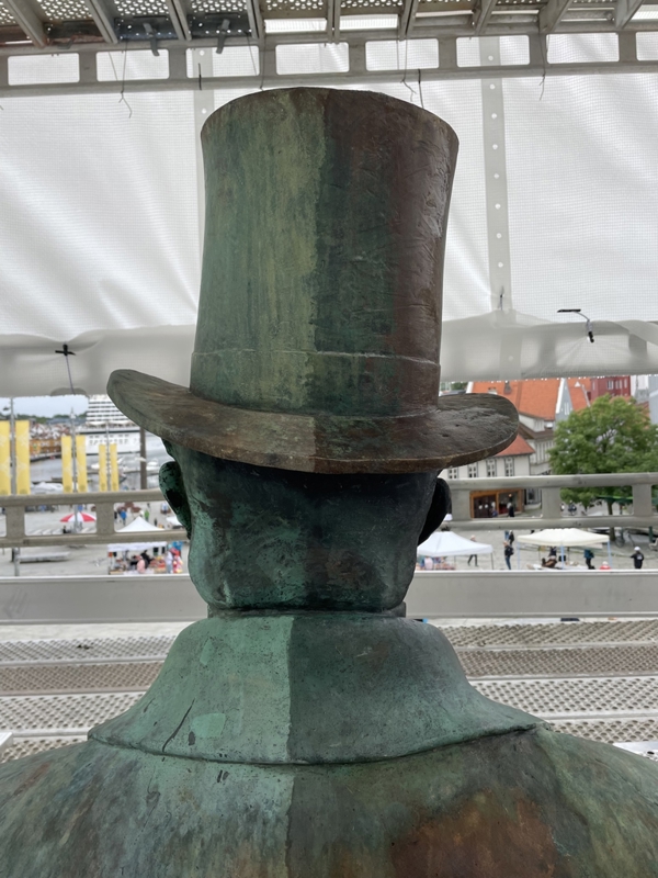 Aleksander Kielland av Magnus Vigrestad, før og etter behandling av konservator 