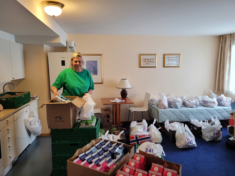 Her er leder av helseteamet, Sissel Fuglestad, i full gang med pakkingen.