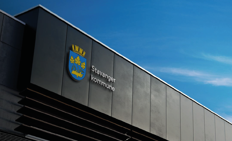 Når det brukes fargelogo på bygg, er det kun omrisset (silhuetten) av logosymbolet som stanses ut. 