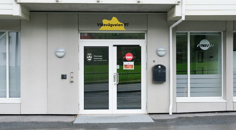 Skilt over inngangsparti, med adressen oppå en øyform.