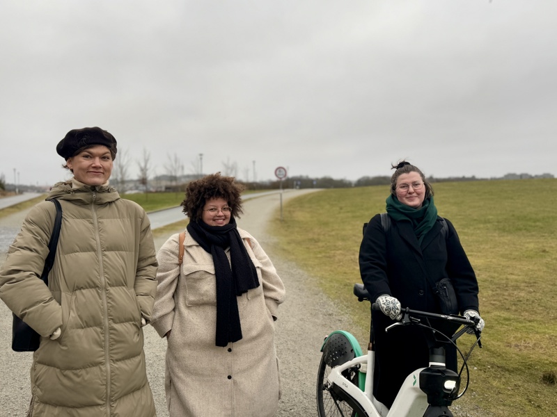 Kuratorduoen Ida Højgaard Thjømøe og Pauline Koffi Vandet  på befaring med Marie Midttun Skretting, som er prosjektleiar for Kunst i uterom 2025 i Stavanger kommune.