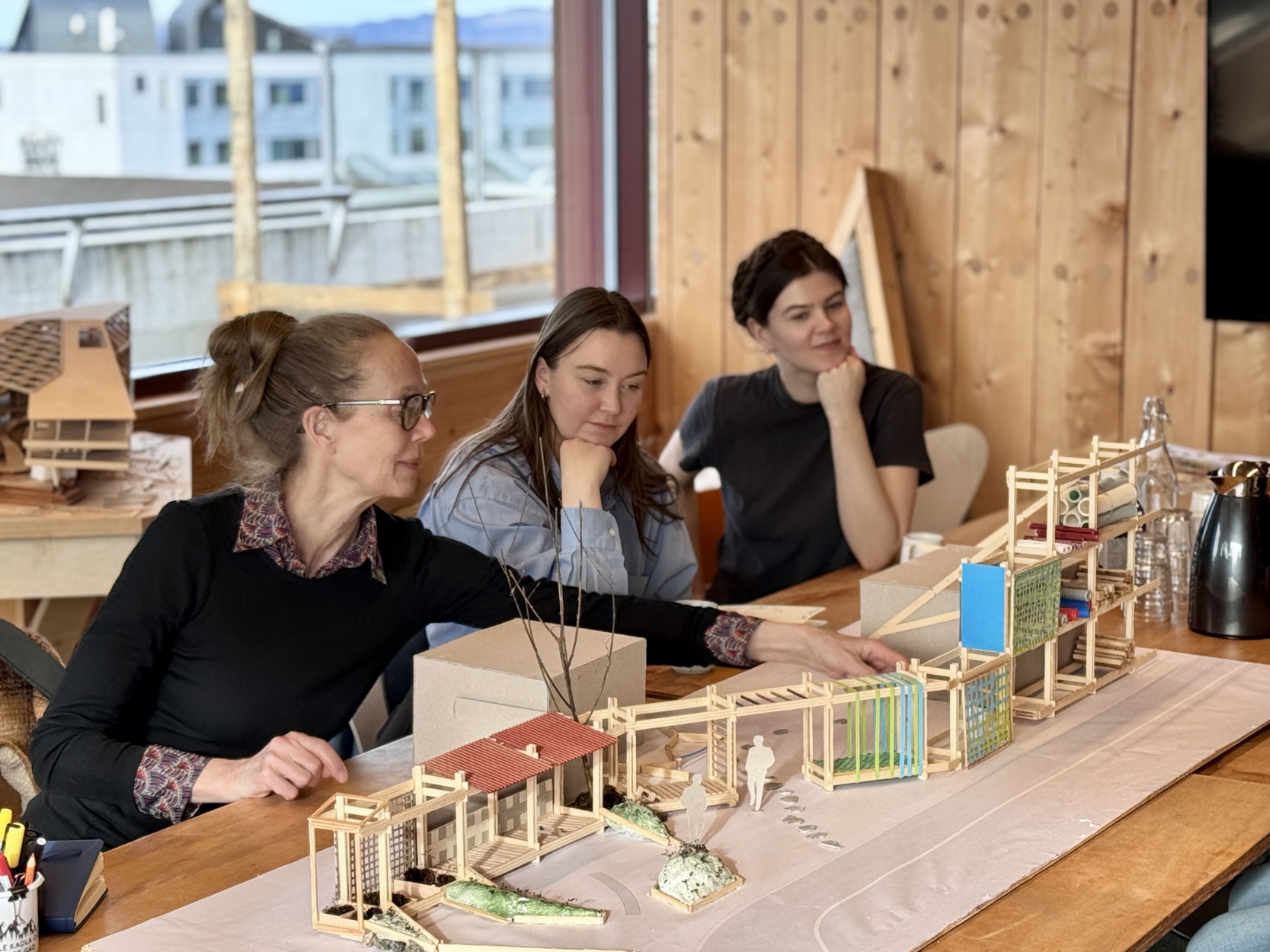 Her viser Siv Helen Stangeland, partner i Helen & Hard, trekonstruksjonen med innhold.