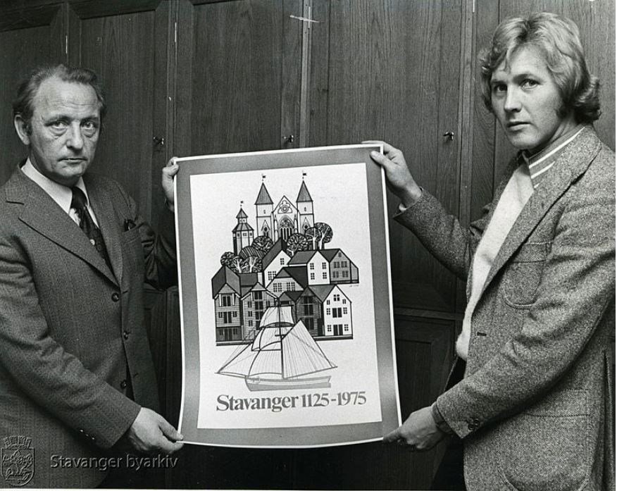 Ordfører Arne Rettedal og kunstner Odd Inge Worsøe med jubileumsplakaten i 1975.