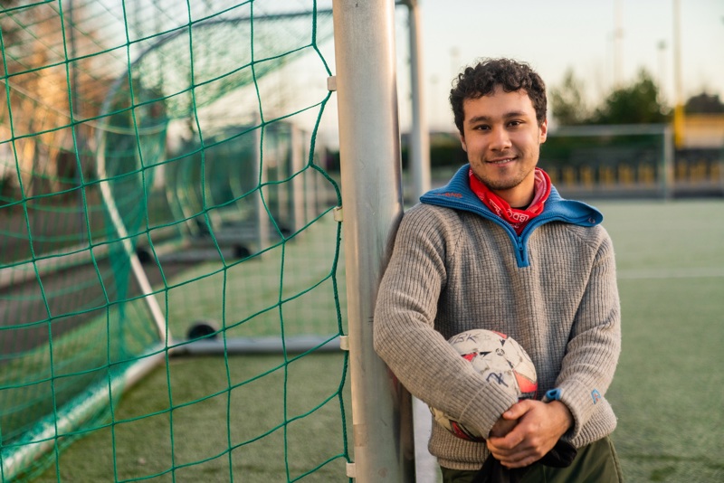 Mann foran et fotballmål