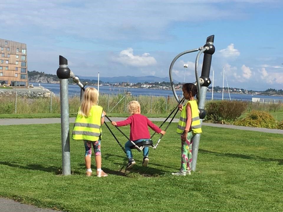 Steinhagen barnehage, barn som leker ute ved en disse, jpg