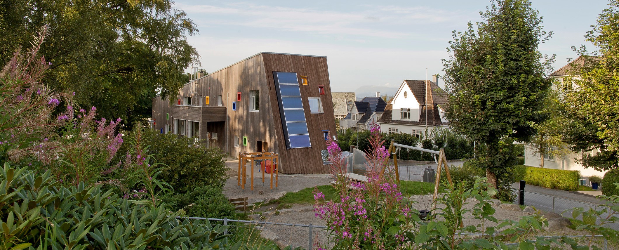 Bildet viser Vålandshaugen barnehage, med utsikt utover bydelen.