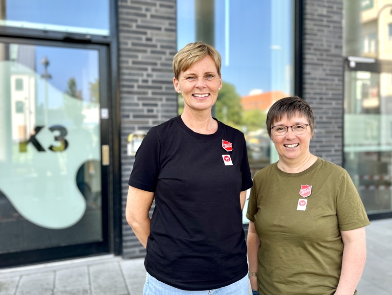 Monica T. Dysjaland jobber som koordinator i Home-Start. På bildet står hun sammen med tidligere kollega Lilja Ånadal.