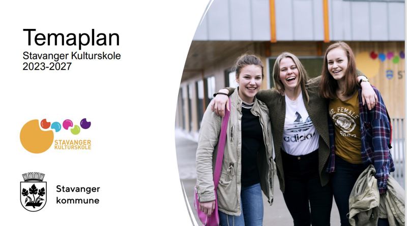 Tre blide ungdommer står med armene rundt skuldrene på hverandre.