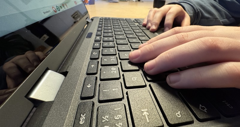Bilde av tastatur på en Chromebook som brukes av en elev i stavangerskolen. 
