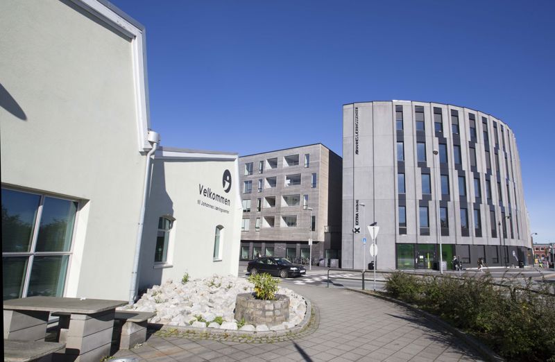 Utendørs bilde av bygningene til Johannes Læringssenter, lokalisert i Haugesundsgata 27 og Rennesøygata 12.