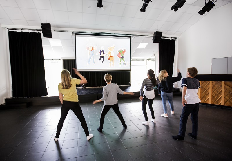 Skolebarn danser