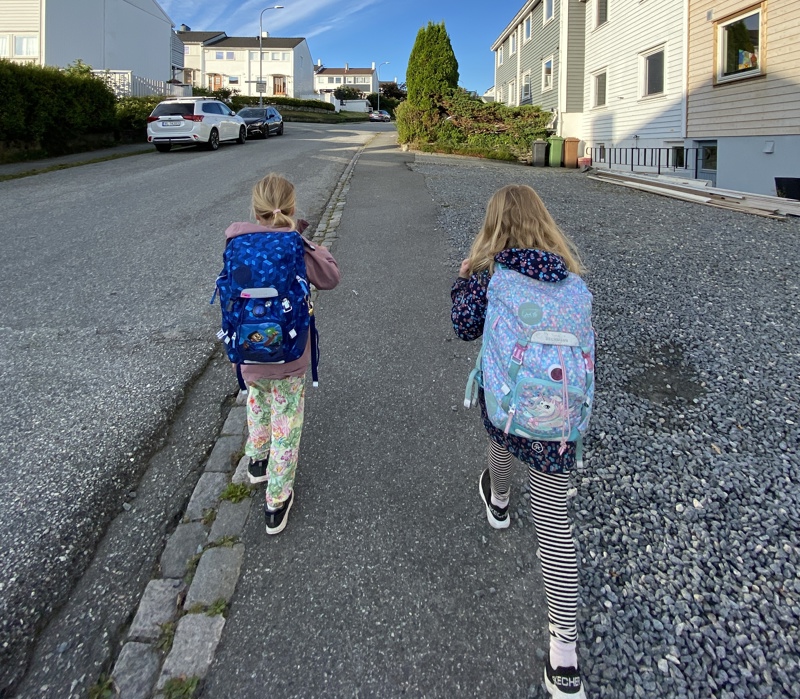 Skoleelever på vei til skole i Stavanger