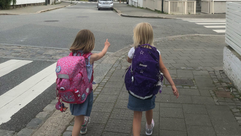 To jenter på vei til skolen (Foto Sigrun Sætrevik, august 2019)