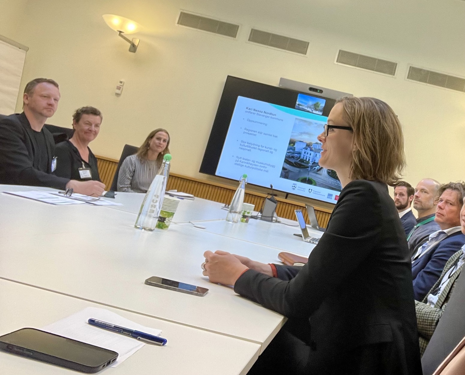 Kulturminister Anette Trettebergstuen i møtet hos Kulturdepartementet. Til venstre Glenn André Kaada og Ellen Math Henrichsen fra Rogaland teater, og prosjektleder Randi Hvam fra Stavanger kommune.