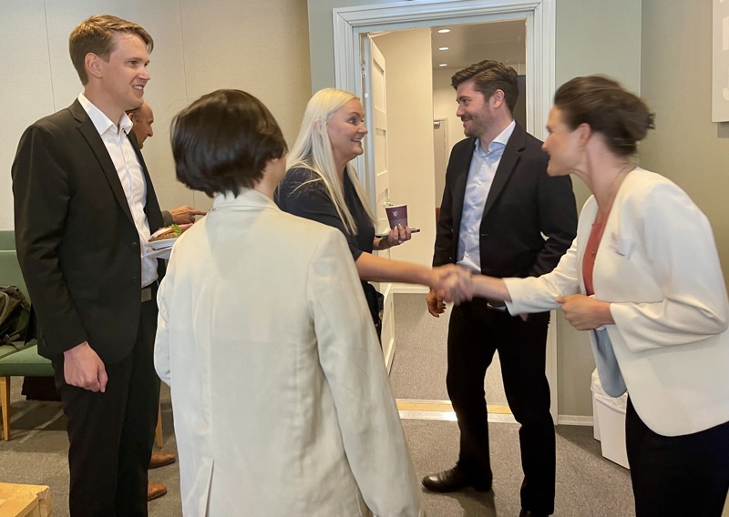 Ordføreren tar imot medlemmene i Familie- og kulturkomiteen. Til venstre stortingsrepresentant og komitémedlem Torstein Tvedt Solberg (Ap).