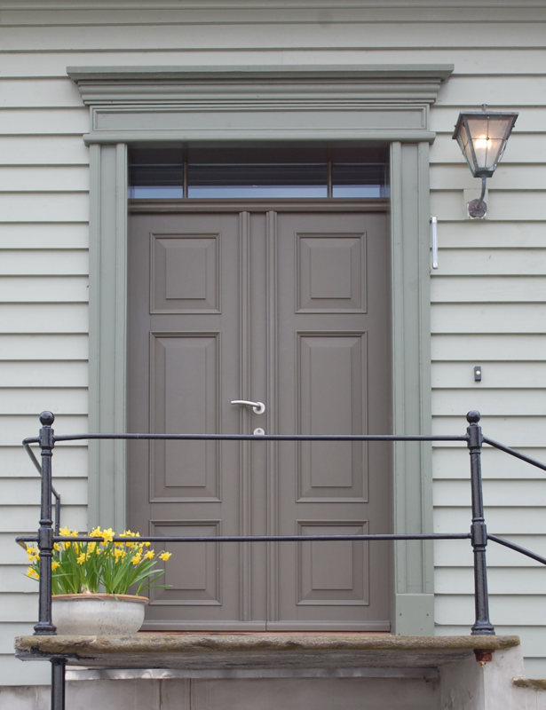 Pen, gammel, tofløyer dør med overlysfelt.