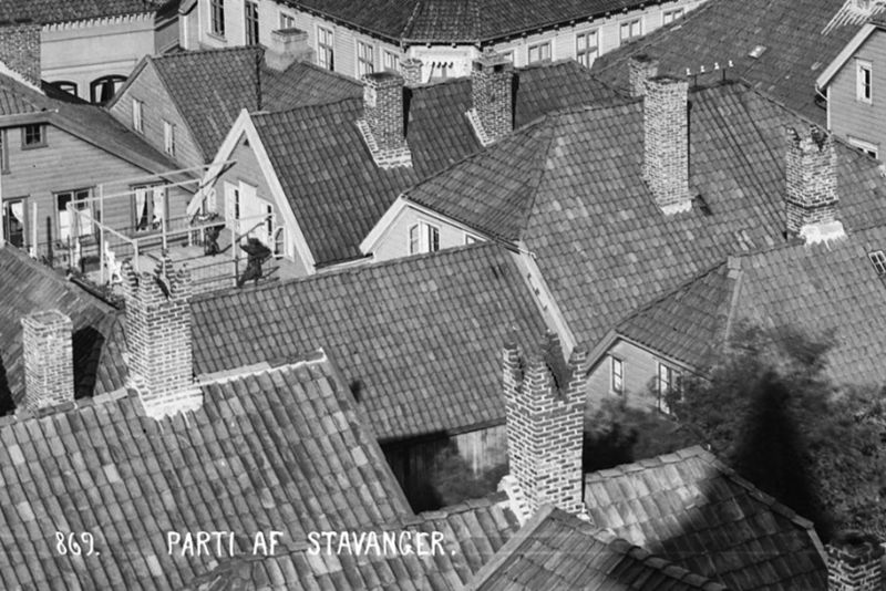 Gammelt bilde av tegltak og teglpiper i ulike former