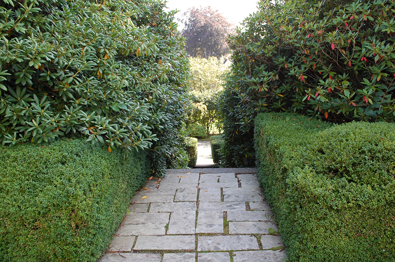 Like viktig som de bygde omgivelsene, er rommene mellom husene, hagene, forhagene, gårdsrommene og innhegningene rundt eiendommene.