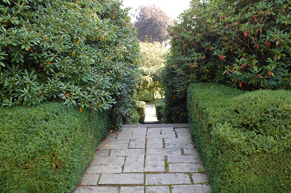 Like viktig som de bygde omgivelsene, er rommene mellom husene, hagene, forhagene, gårdsrommene og innhegningene rundt eiendommene.