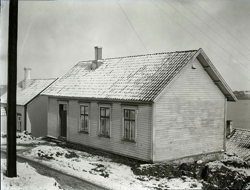 Kalhammeren bedehus var et lite, ganske anonymt hus i 1930-årene, med dør og tre krysspostvinduer mot gata. I bildet er det litt snø, og Byfjorden er i bakgrunnen.