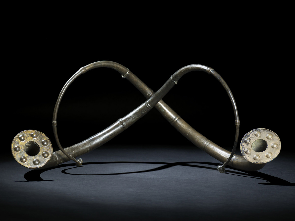 To, lange, krumme bronselurer, symmetriske.