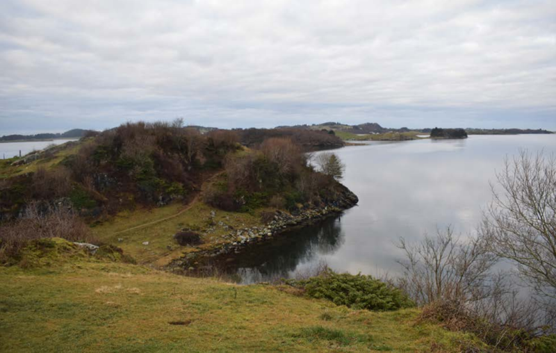 En bratt odde med tydelig tråkk oppover skråningen. 