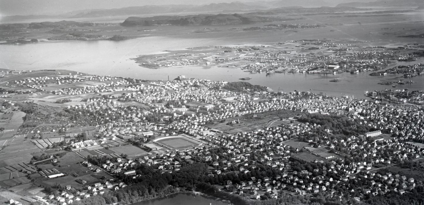Svart-hvitt flyfoto tatt fra over Mosvatnet mot nordøst