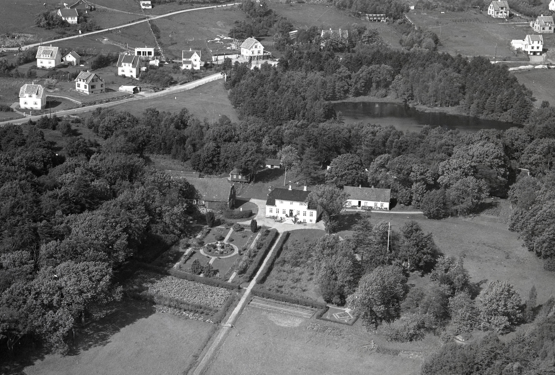 Flyfoto i svart-hvitt av herregården Hindal