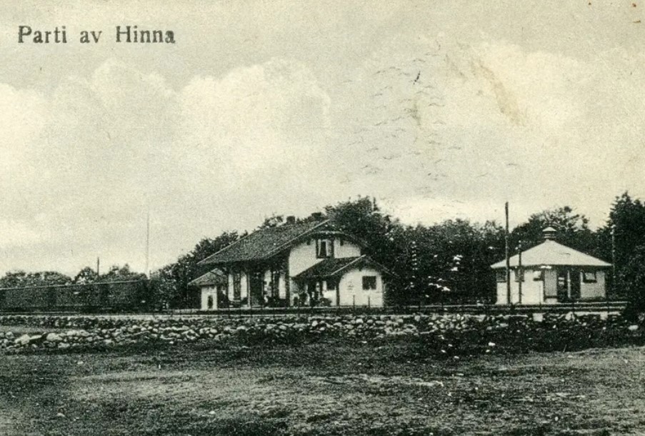 En liten stasjonsbygning i sveitserstil fotografert for lenge siden. Det står "Parti av Hinna" på det.