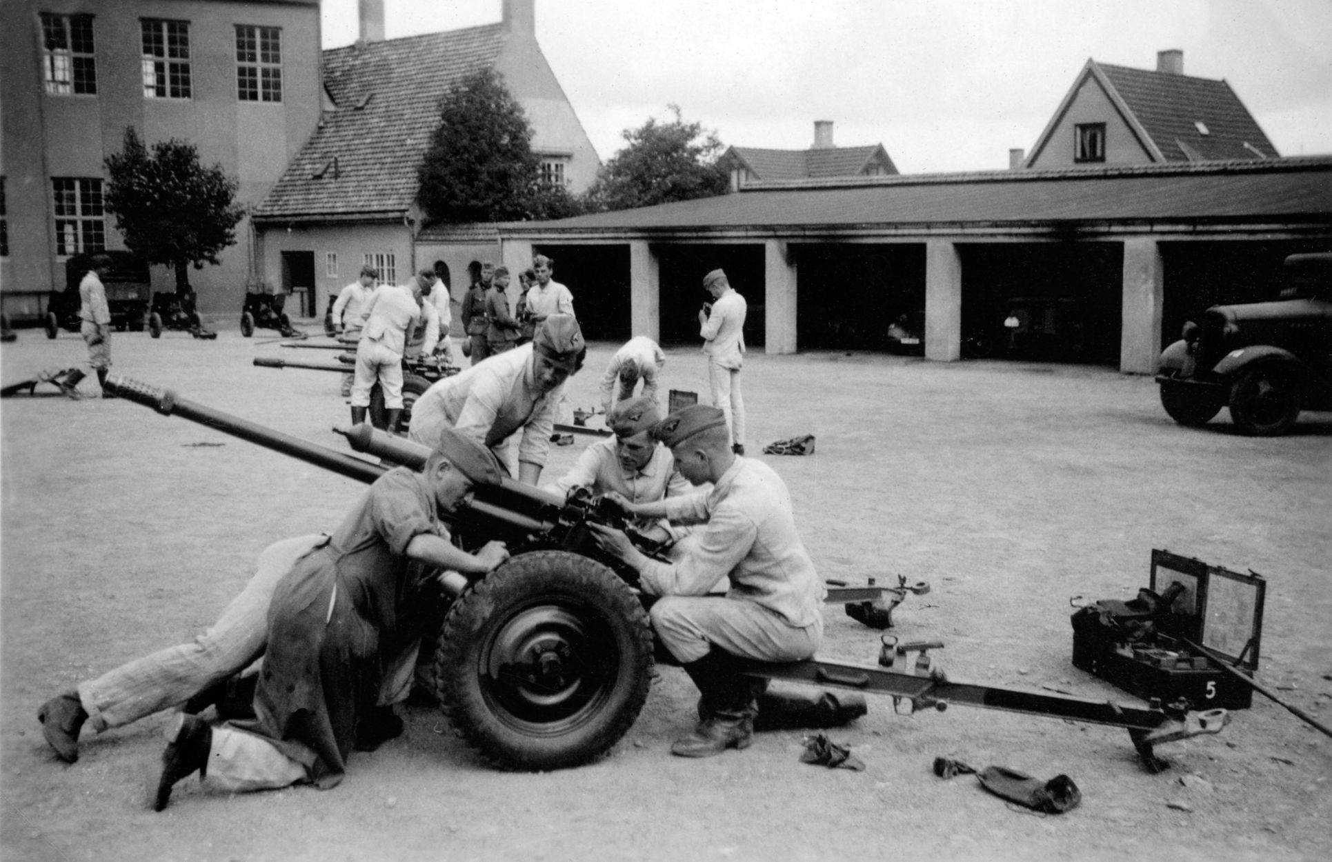Skolegård i bruk til våpenvedlikehold.