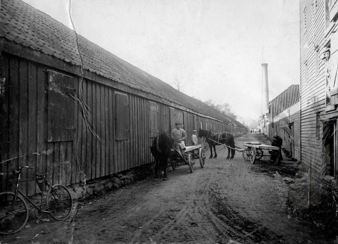 Gammelt fotografi av lang, lav bygning.