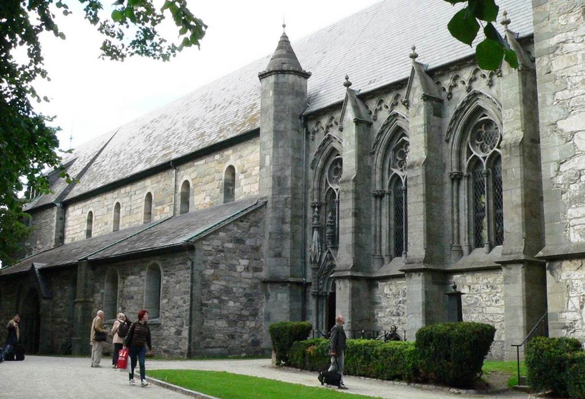 Bildet viser Stavanger domkirkes sørfasade, med overgangen mellom romansk og gotisk byggestil.