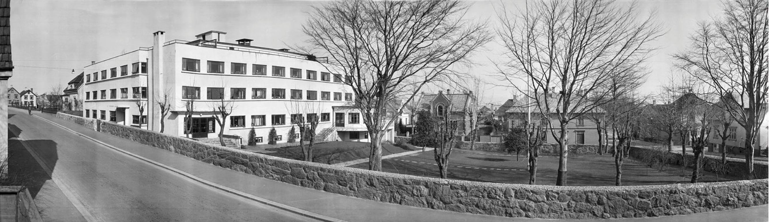 Panoramabilde i svart-hvitt av Solvang Aldershjem med hage.