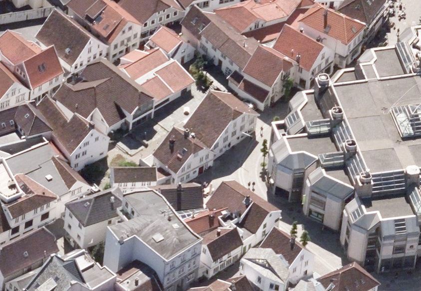 Flyfoto av Sølvberggata 11 og 13 med litt av omgivelsene