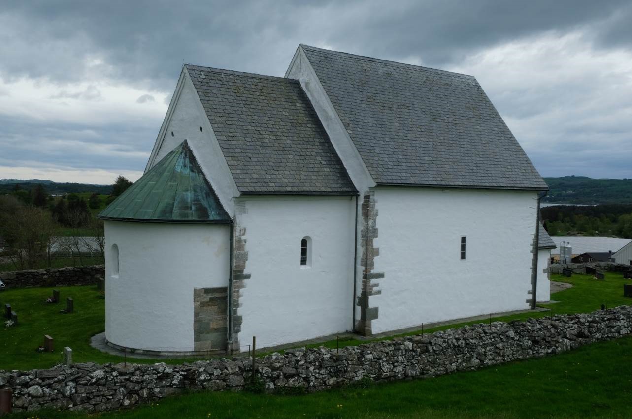 Talgje kirke med noe av kirkegården rundt.