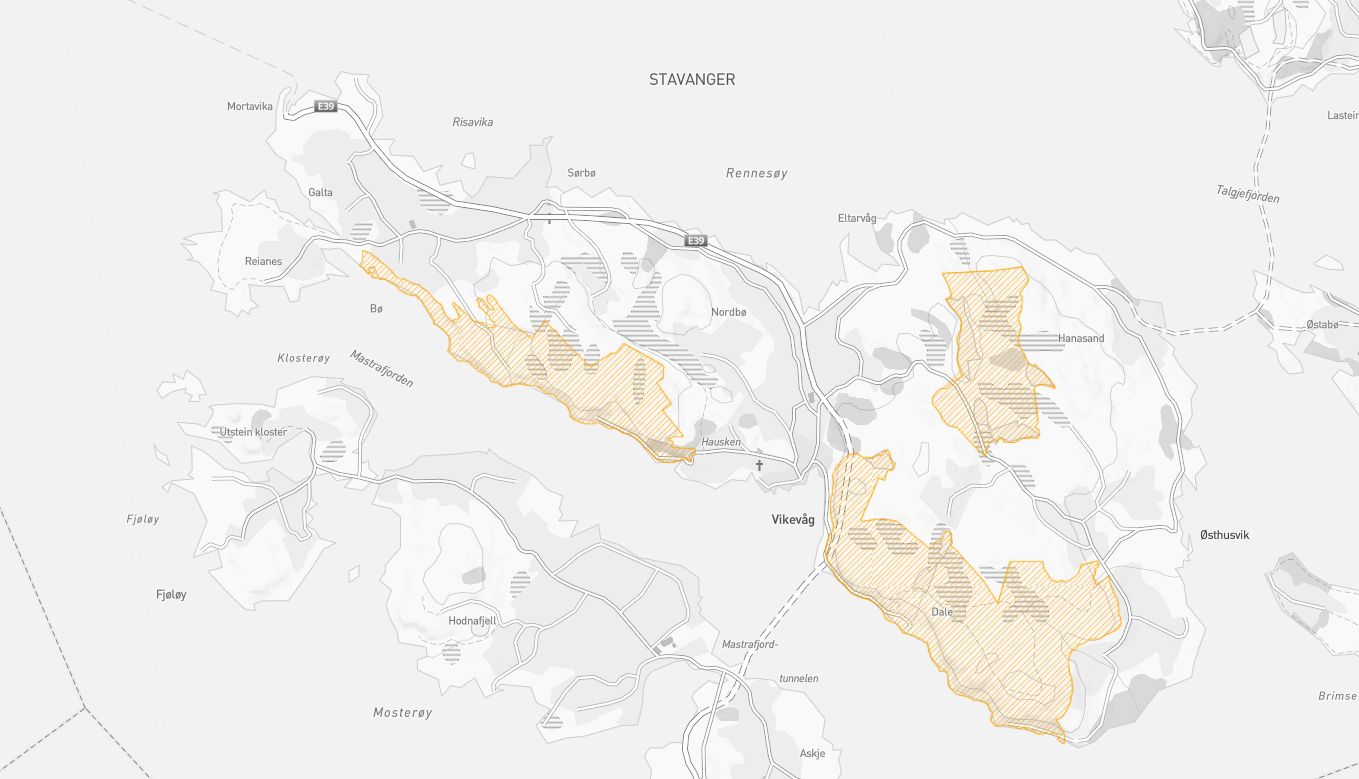 Et grått kart over Rennesøy, der tre felt er skravert med gulbrun farge.