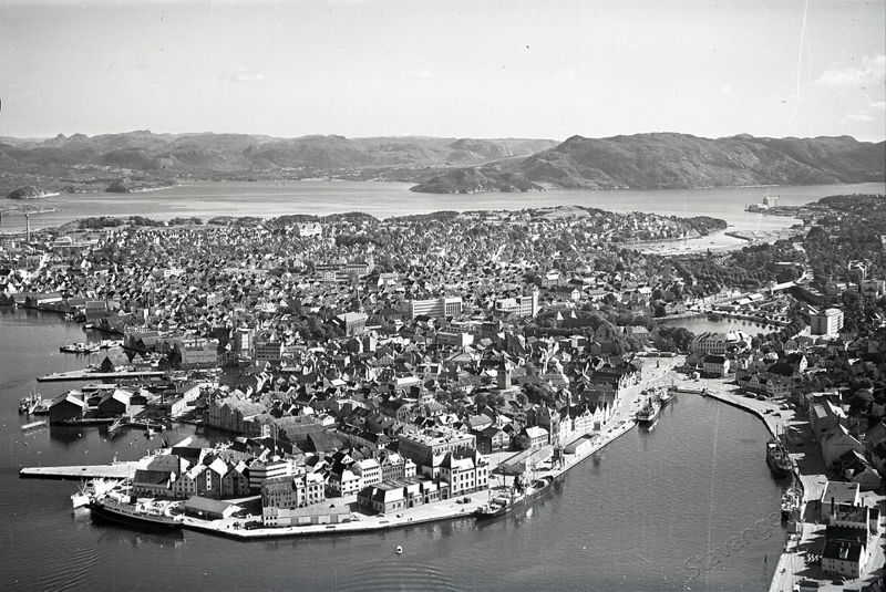 Eit svart-kvittbilete av Stavanger fotografert frå fly. Ein ser søraustover frå omtrent over Kalhammeren, over heile Vågen, Sentrum, Storhaug, Gandsfjorden, Hommersåk og fjella innafor.