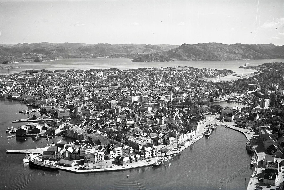 Eit svart-kvittbilete av Stavanger fotografert frå fly. Ein ser søraustover frå omtrent over Kalhammeren, over heile Vågen, Sentrum, Storhaug, Gandsfjorden, Hommersåk og fjella innafor.