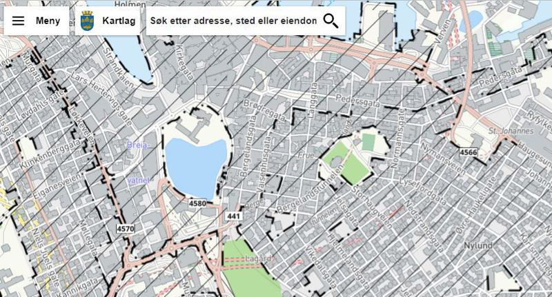 Slik finner du ut om huset ditt ligger i trehusbyen: Inne på kommunekartet velger du "Kartlag" øverst til venstre i skjermbildet, deretter krysser du av for trehusbyen under "Kommunedelplan kulturminne" i fanen som dukker opp til høyre i skjermbildet. Slik ser skravuren (skråstrekene)  over trehusbyen ut. 