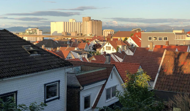 Eksempler på at takene i trehusbyen er godt synlige. Ikke bare fra fugleperspektiv, men også i øyenhøyde. 