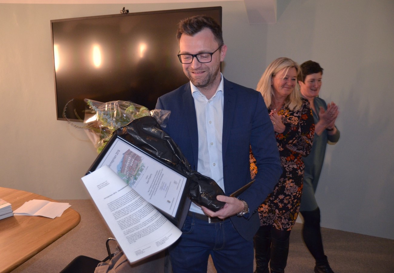 Odd Are Njå fra Base Property. I bakgrunnen ser vi Kari Raustein (leder for vernepriskomiteen og kommunalstyret for byutvikling) og byantikvar Hanne Windsholt.