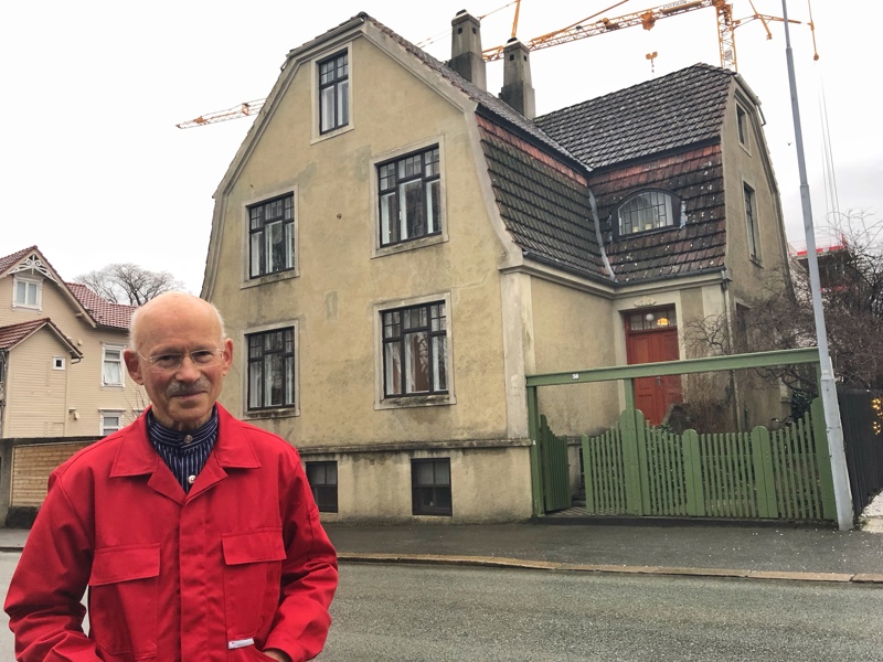 Huseier Carl Egil Buch foran huset i Wessels gate 50. 