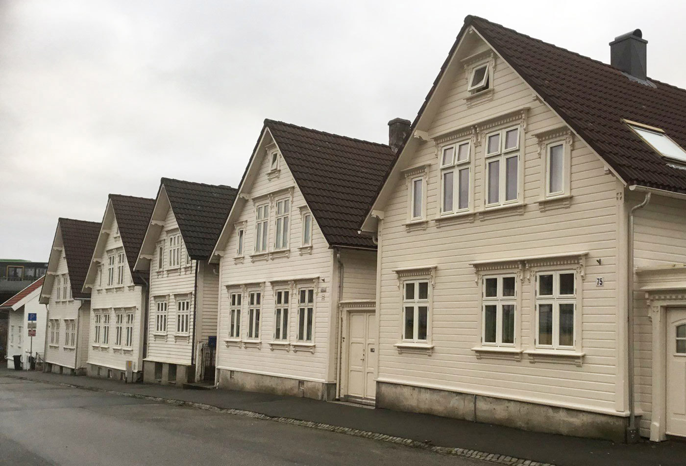 Nedre Dalgate 77 er hus nr. 2 fra høyre.