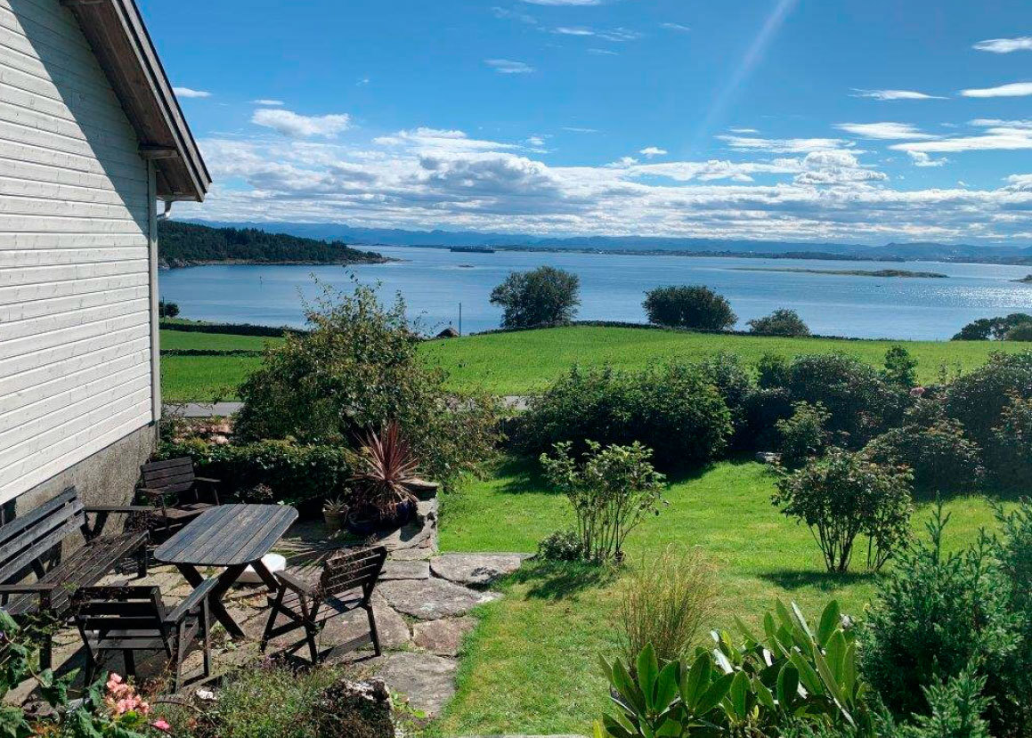 Utsikten mot byen, på sommerstid.